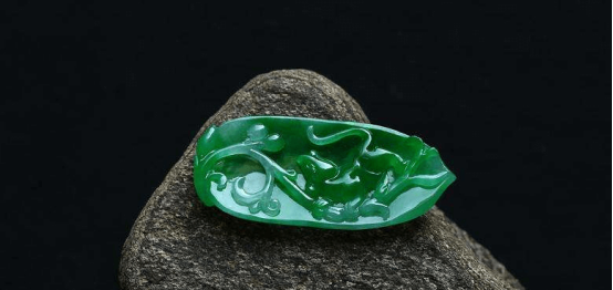 想要买满绿翡翠吗？糯冰种满绿翡翠值钱吗？   第1张