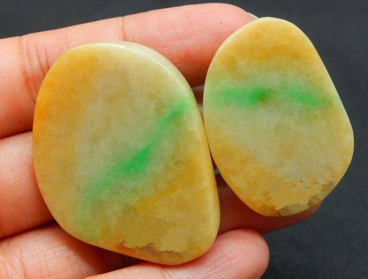 
                捡漏一块大马坎原石，切出罕见的翡翠黄加绿，雕刻后行家出高价买走！
   第3张