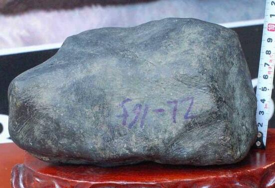 “色相”是衡量翡翠毛料价值的重要因素，收藏翡翠毛料以色定位靠谱吗？   第2张