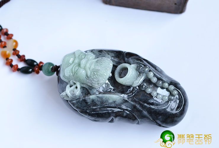 翡翠手把件有什么特点 翡翠把手将如何购买？   第1张