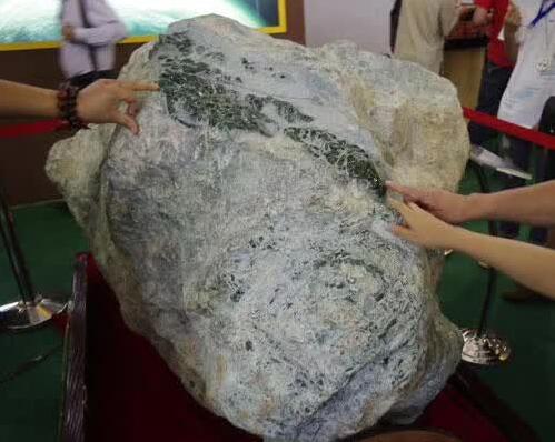 据说这块翡翠原石价值十亿?价值这么高为何无人问津? 第1张