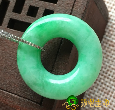 配戴翡翠翡翠平安扣有哪些喻意？哪些人合适配戴翡翠平安扣？   第1张