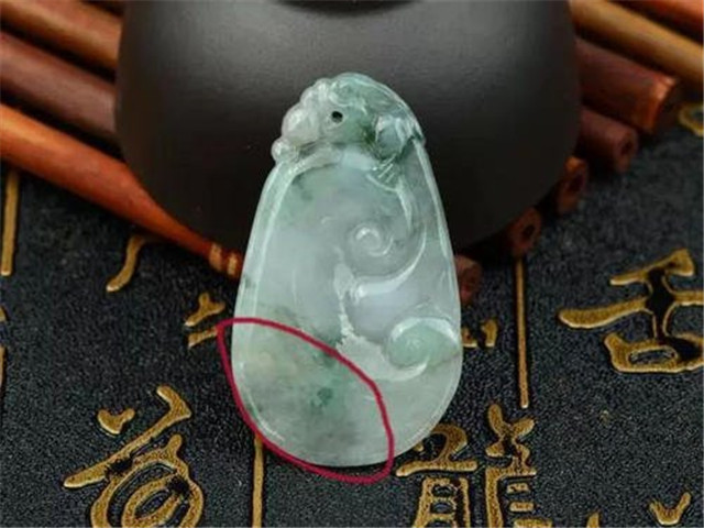 翡翠越戴越黄是怎么回事?说好的人养玉,为什么戴出变种! 第1张
