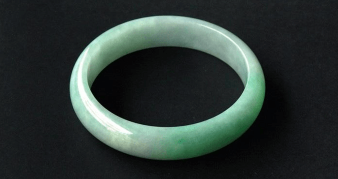 想要购买一款翡翠手镯吗？我来告诉你，豆青手镯价格多少！   第2张