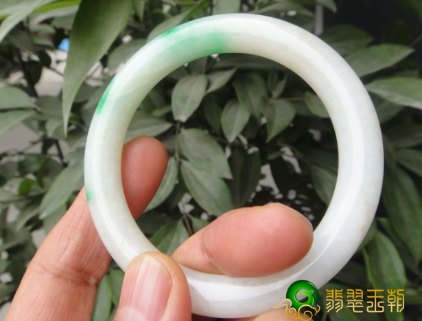 老翡翠镯子的价钱如何？它的价钱受哪些要素危害？   第1张