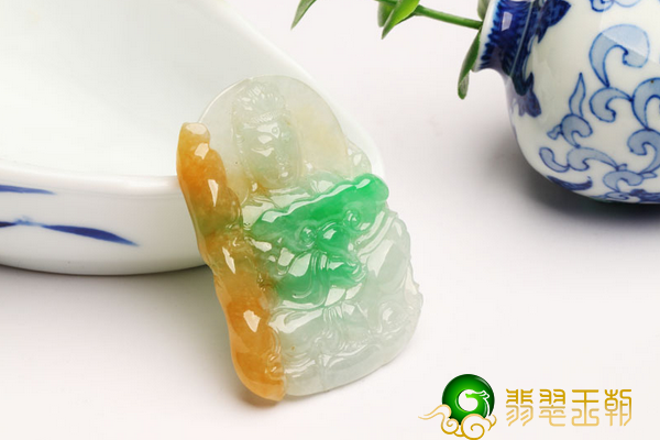 如何将整块三彩翡翠的魅力发挥得淋漓尽致