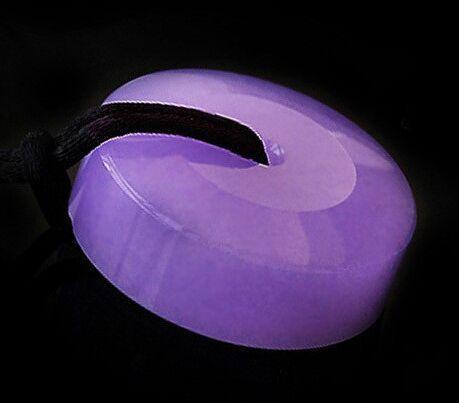 
                它是翡翠中的一种特殊的品种，珠宝界又称为“椿”
   第1张