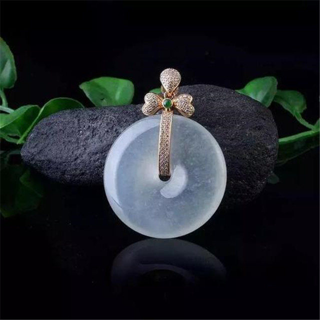 翡翠平安扣什么样的好？点击查看翡翠平安扣知识大全！   第2张