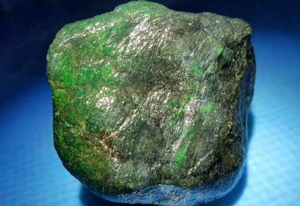 
                翡翠的原石有两种，鉴定翡翠原石真假的基本方法有几种
   第2张