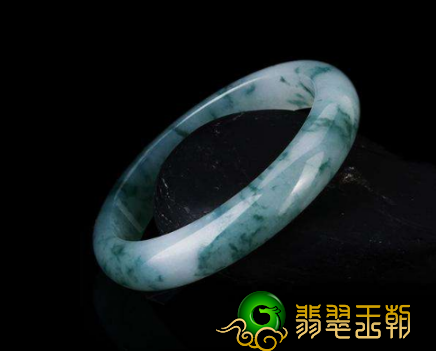 翡翠手镯价格区别十分大的原因是什么   第1张
