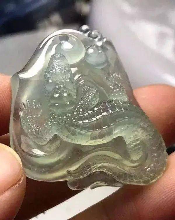 
                8000拿下一块莫西沙精品料，雕刻成品“鳄鱼”栩栩如生！
   第3张