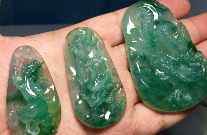 翡翠南奇场口原石，切出三个冰种飘花挂件，美爆了！   第5张