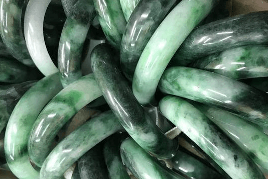 砖头料翡翠能佩戴吗？建议最好不要购买这种料！   第2张