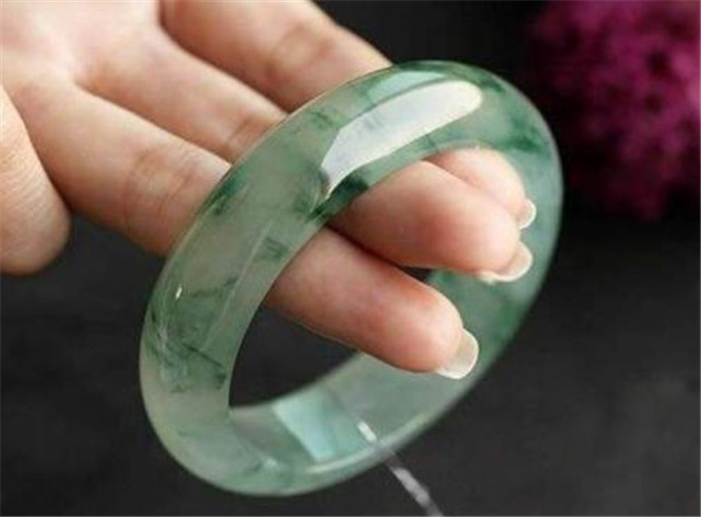 如何挑选翡翠飘花手镯？看个人喜欢即可！   第2张