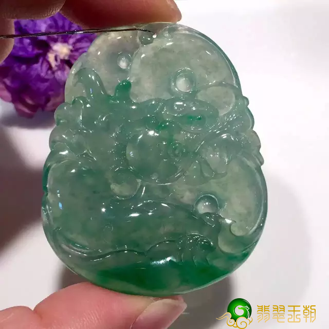 不一样型体的翡翠装饰品喻意也不一样   第3张