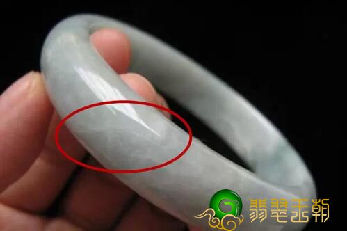 有关翡翠的缺陷你了解是多少？拥有裂痕的翡翠又该怎样？   第1张