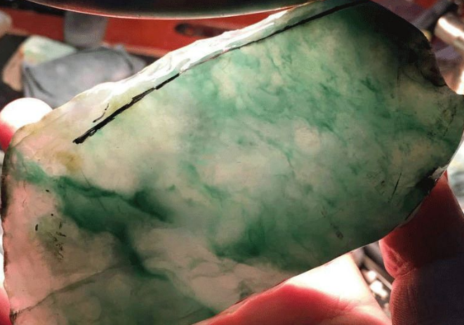 翡翠南奇场口原石，切出三个冰种飘花挂件，美爆了！   第3张