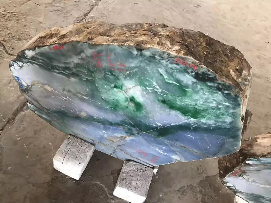 
                往届翡翠公盘标王欣赏
   第2张