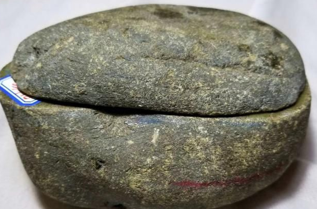 老种莫西沙场口翡翠解口料,清爽干净的两只手镯有了 第1张