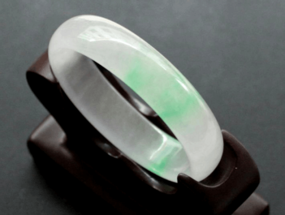 想买个手镯送给心爱的人吗？椭圆翡翠手镯价格我来告诉你！   第1张