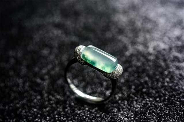 翠友们知道如何挑选翡翠戒面吗?讲述一下翡翠戒指小知识! 第2张