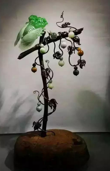 
                巧色俏色分色！都是翡翠玉雕，到底有何不同？
   第1张