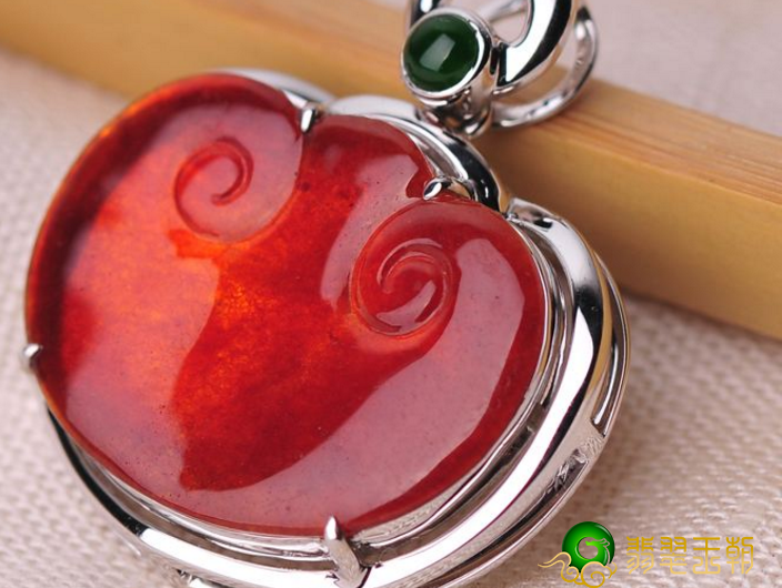 鲜红色翡翠的使用价值多少钱？有关红翡的基础知识和使用价值   第1张