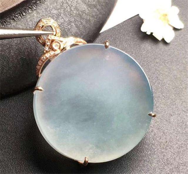 白冰种翡翠价格高吗？种是判断翡翠价值的关键因素！(图文)   第1张