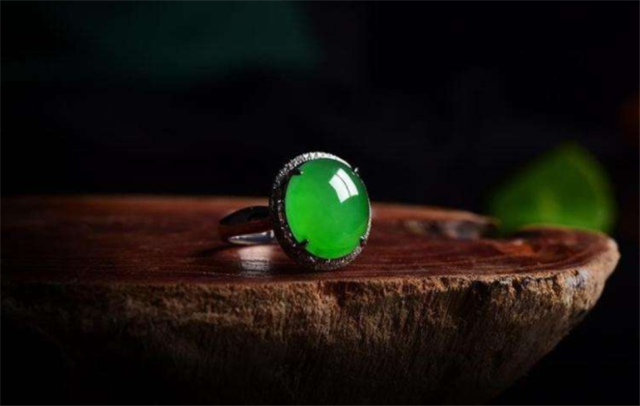 钻石戒指和翡翠戒指哪个好?其实它们各有特色！(图文)   第3张