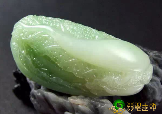 翠青玉和白色背景青翡翠到底有多像？怎样辨别他们？   第2张