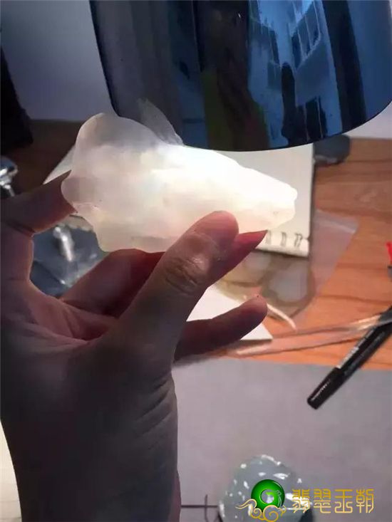 每个人都要想翡翠冰种，实际上冰糯种也很漂亮，看一下这两块料子就了解   第2张