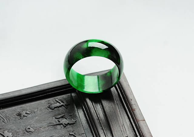 浓绿翡翠戒指是越绿越浓越好吗？答案并没有这么简单！   第1张