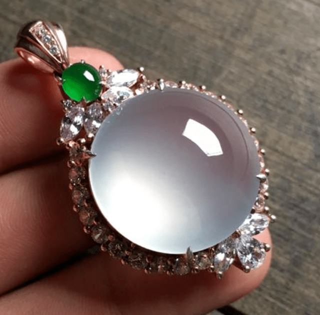 
                精品翡翠蛋面难得一见，最好的叫翡翠之眼！
   第3张