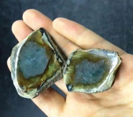 
                美女花300买的翡翠原石，切出“怪料”一脸茫然，最后神反转
   第3张