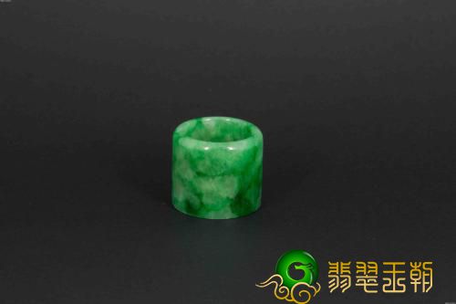 绚丽丰富的翡翠戒指，就像一朵盛开的花，哪一种是适合你的花呢？   第1张
