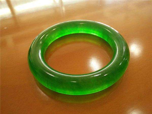 有一种翡翠的名字自带霸气！来看看帝王绿手镯价格吧！   第1张