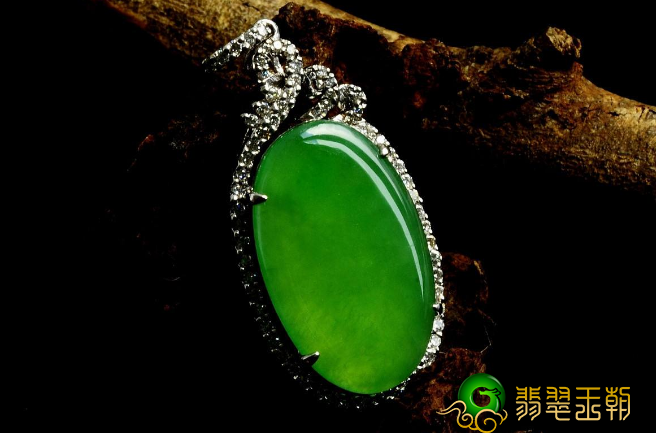 翡翠的色调并不单是仅有翠绿色哦,它也有许多 种色的。 第3张