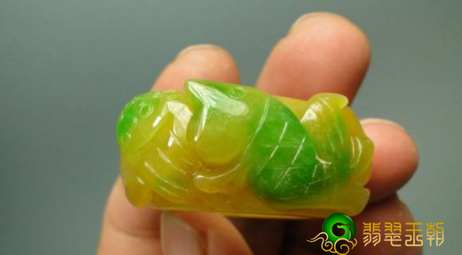 七彩翡翠的价钱高還是全绿翡翠的价钱高？可谓是顶峰的对战   第2张