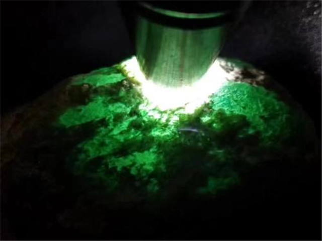 翡翠绿色分布决定价格?答案就在这里!(图文) 第3张