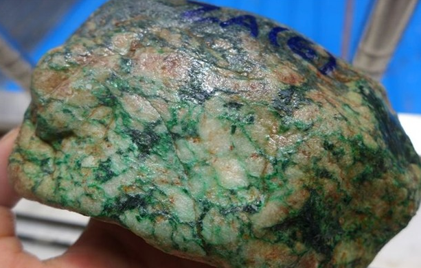 如何翡翠原石内部有没有绿色？松花是很可靠的标志之一   第1张