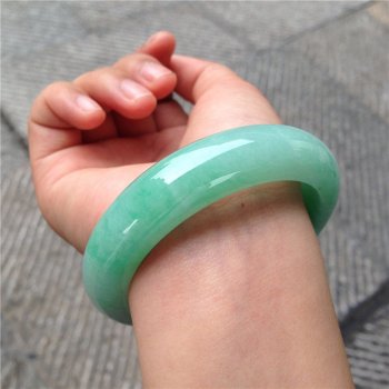 翡翠手镯鉴别小方法之翡翠手镯怎么清洁和保养？   第2张