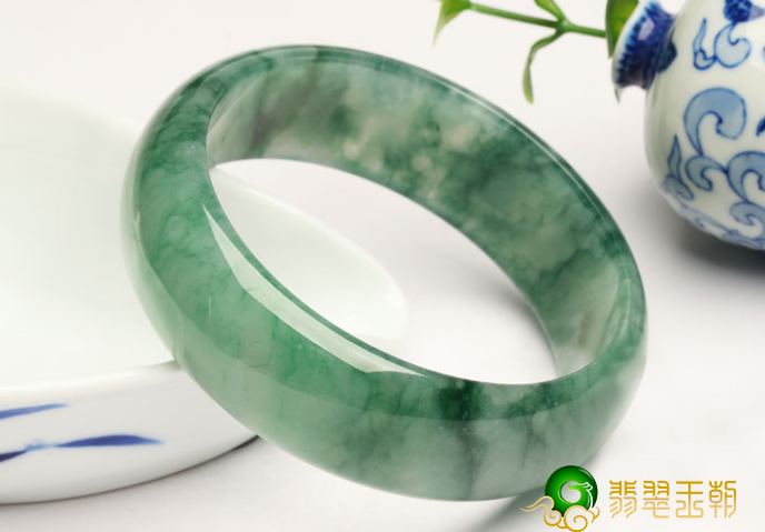 为什么女人喜爱翡翠镯子 翡翠镯子的风采   第1张