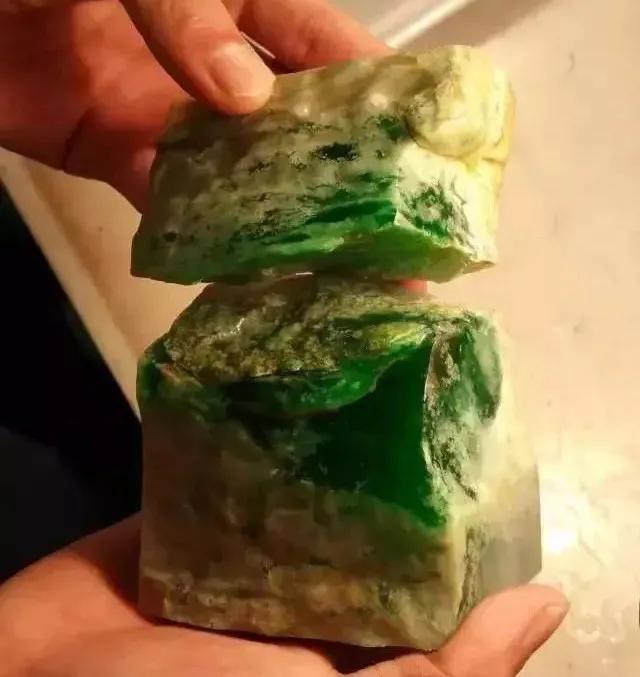 
                4600万极品翡翠挂件起货风采，这才叫平安富贵！
   第2张