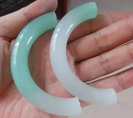 
                翡翠玉镯断了怎么办，这些方法让玉镯更美
   第1张