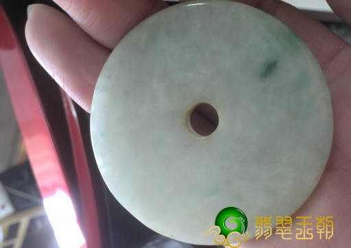 翡翠玉片是什么？翡翠玉片关乎翡翠成品的品质和价值 