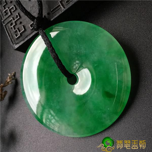 翡翠翡翠平安扣的喻意及配戴注重 第2张
