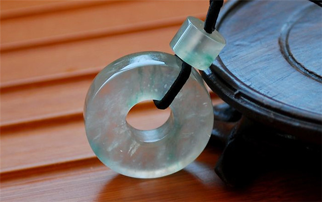 翡翠平安扣寓意是什么？寓意美好深受翠友青睐！(图文)   第1张