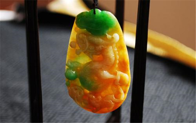 翡翠绿中带黄被称之为什么？翠友们一起来全面认识它！   第2张