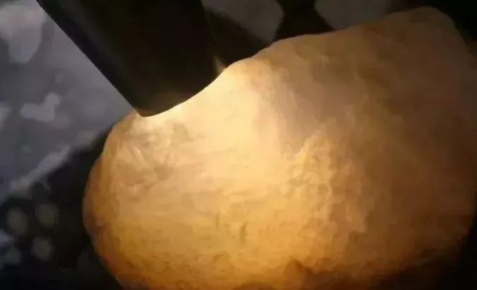 5000块的原石直接这样雕，这玉雕师也太大胆了～   第2张