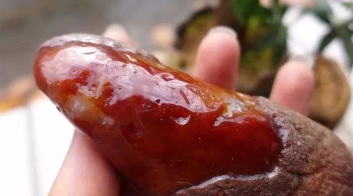 
                3500拿下的红翡原石，去皮干巴巴，雕刻后蜕变金蟾戏珠！
   第1张